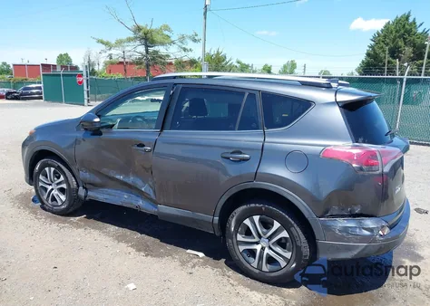 2017 Toyota Rav4 Le z USA, uszkodzony, nr VIN JTMBFREV9HD204770